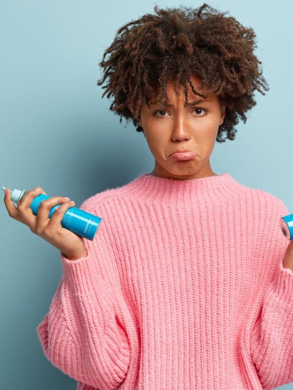 Femme qui souffre d'allergie