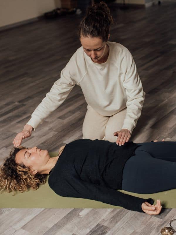 Femme à genou fait un soin Lahochi pour perdre du poids